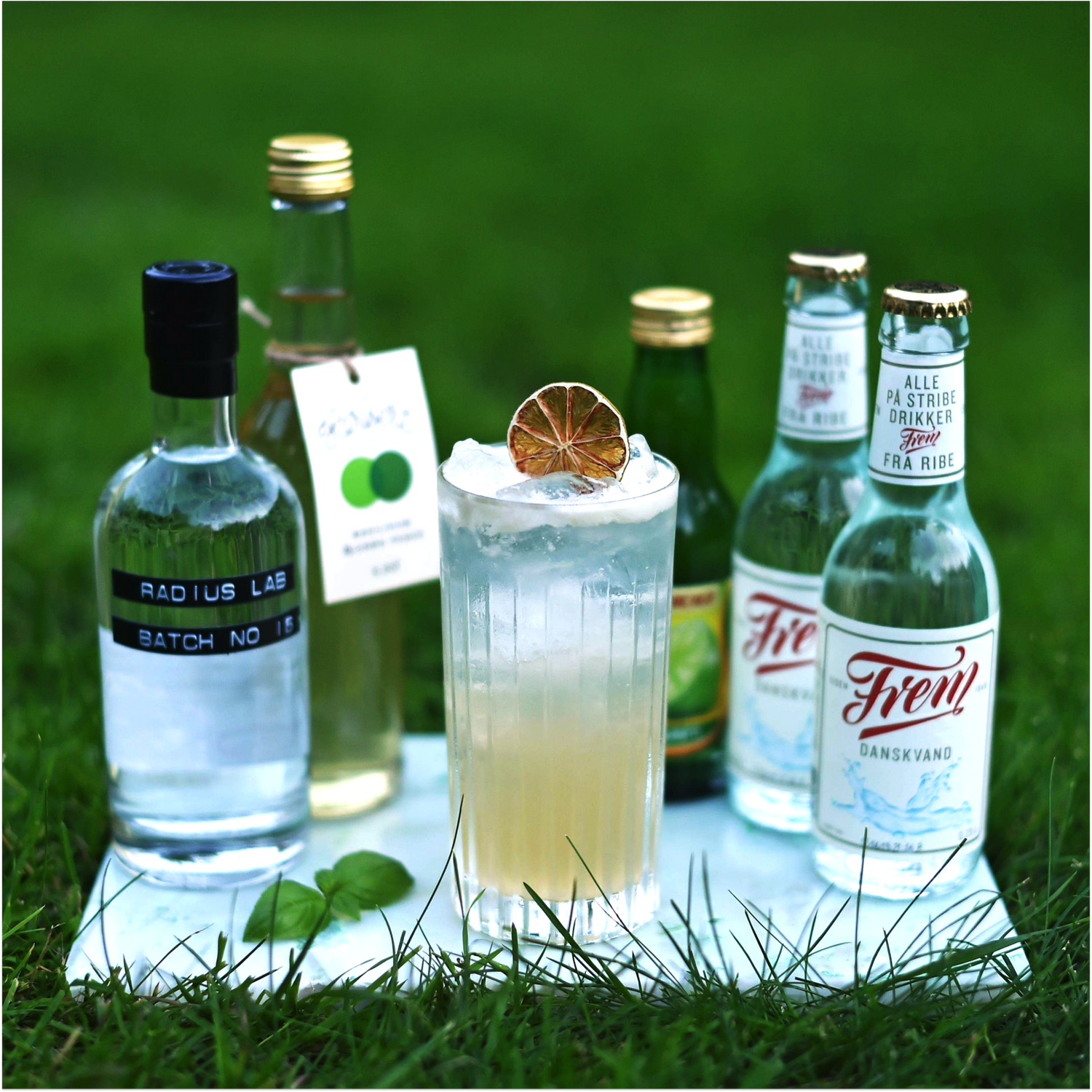 Rickeys Garden Cocktail, Gin, Basilikum og Grøn Peber sirup, Danskvand, Limesaft, Tørrede Limeskiver