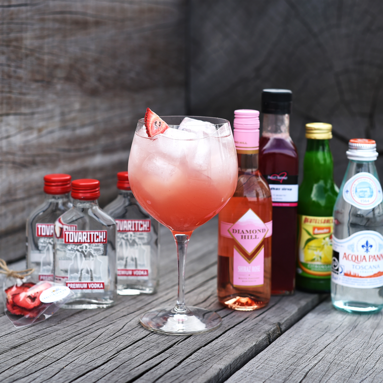 Strawberry Cooler Cocktail, Vodka, Jordbær, Rose, Danskvand, Citronsaft