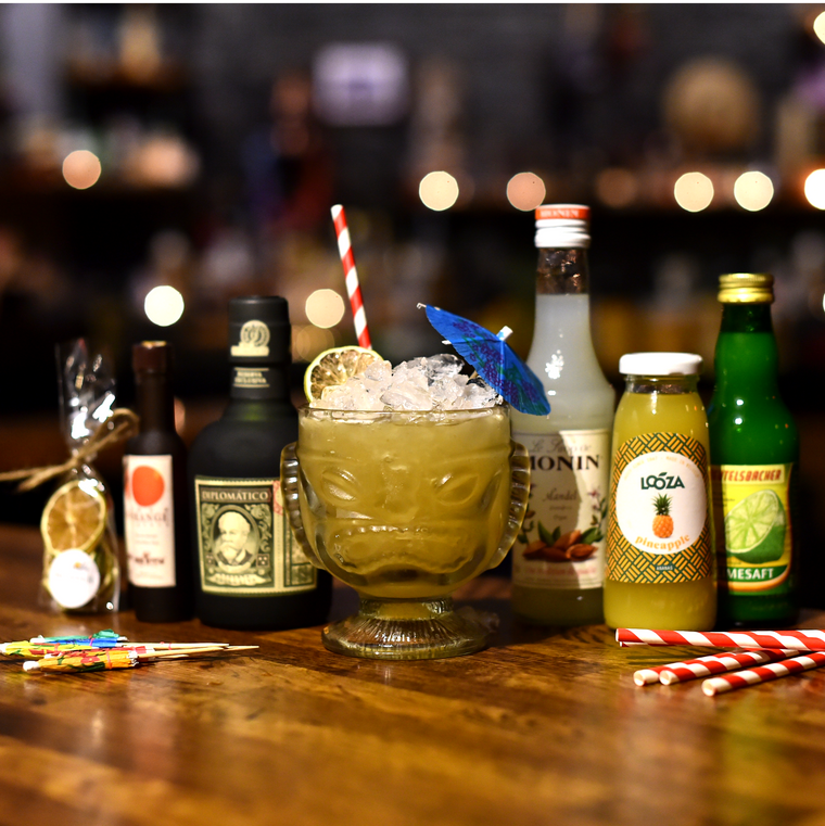 Mai Tai, Rom, Orangelikør, Ananasjuice, Mandelsirup, Limesaft, Tørret lime, Cocktailparaply