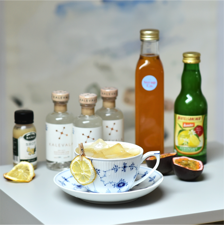 Oolong Time No Tea Cocktail, Passionsfrugt, Passion, Citronsaft, Gin, Ingefær shot, Tørret Citron