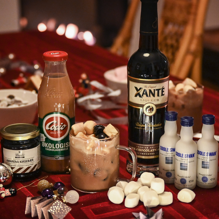 Rêve de Chocolat Cocktail, Mørk Chokolade Cognac Likør, Coole Swan Irish Cream Likør, Cocio, Amarena Kirsebær, Skumfiduser