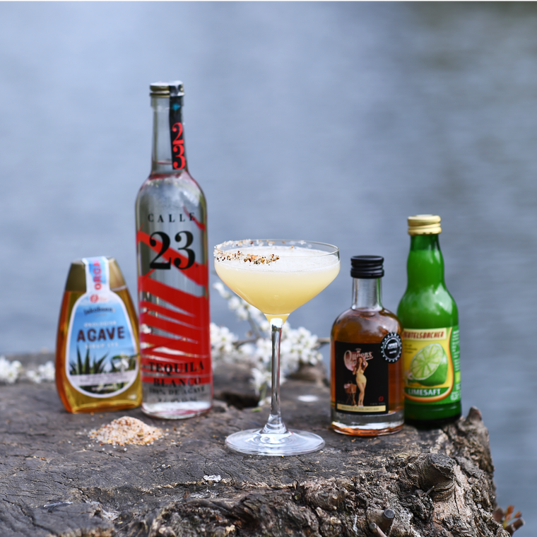 Elder Margarita, Tequila, Hyldeblomstlikør, Limesaft, Agavesirup, Hyldeblomstsalt