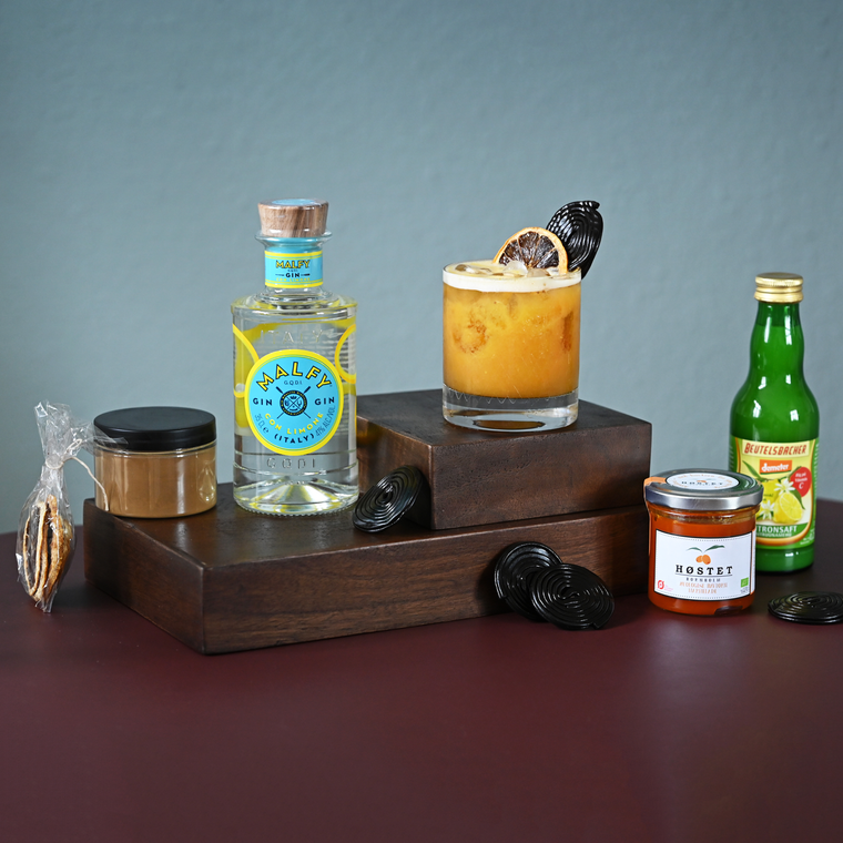 Norseman Sour Cocktail, Gin, Lakridspulver, Havtorn, Citronsaft, Tørret Citronskiver